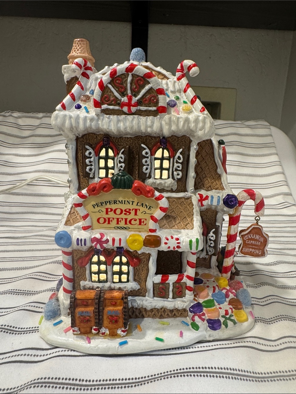 LEMAX SUGAR N’ SPICE PEPPERMINT LANE POST OFFICE - RETIRED- ✨WORKS ✨
WITH ORIGIN
